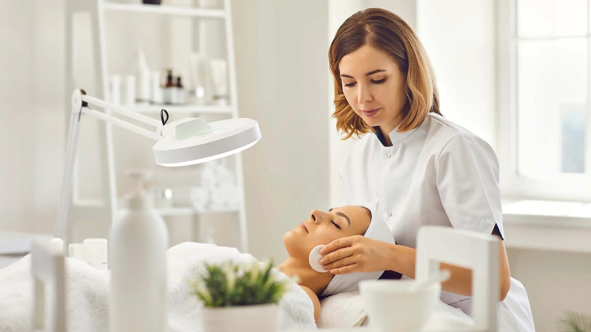 beauty-therapy-career1920x1080